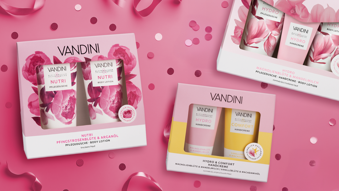 drei Geschenksets VANDINI auf pinkfarbenem Hintergrund
