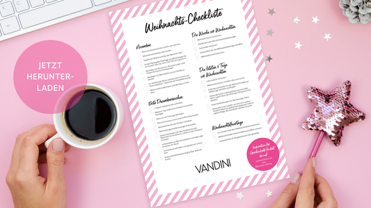 Die VANDINI Weihnachts-Checkliste zum Downloaden liegt auf einem Schreibtisch. Beitragsbild zum Thema Weihnachtsstress vermeiden