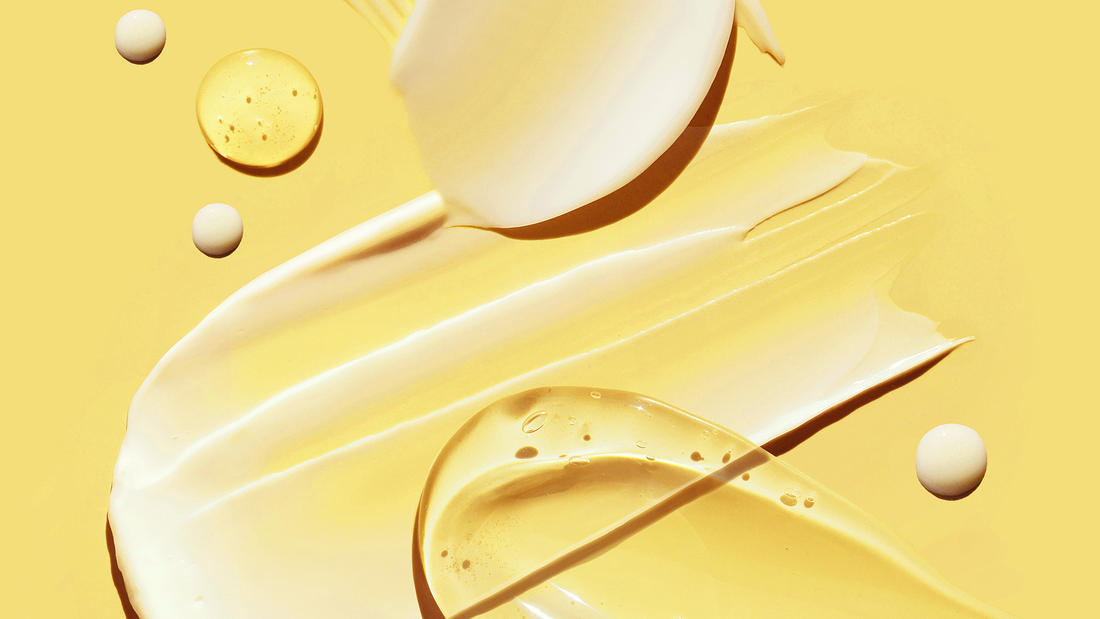 gelber Hintergrund mit verschiedenen Creme- und Duschgeltexturen