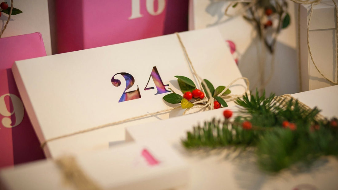 vierundzwanzigstes Adventskalender-Geschenk umringt von weiteren Adventskalender-Geschenken