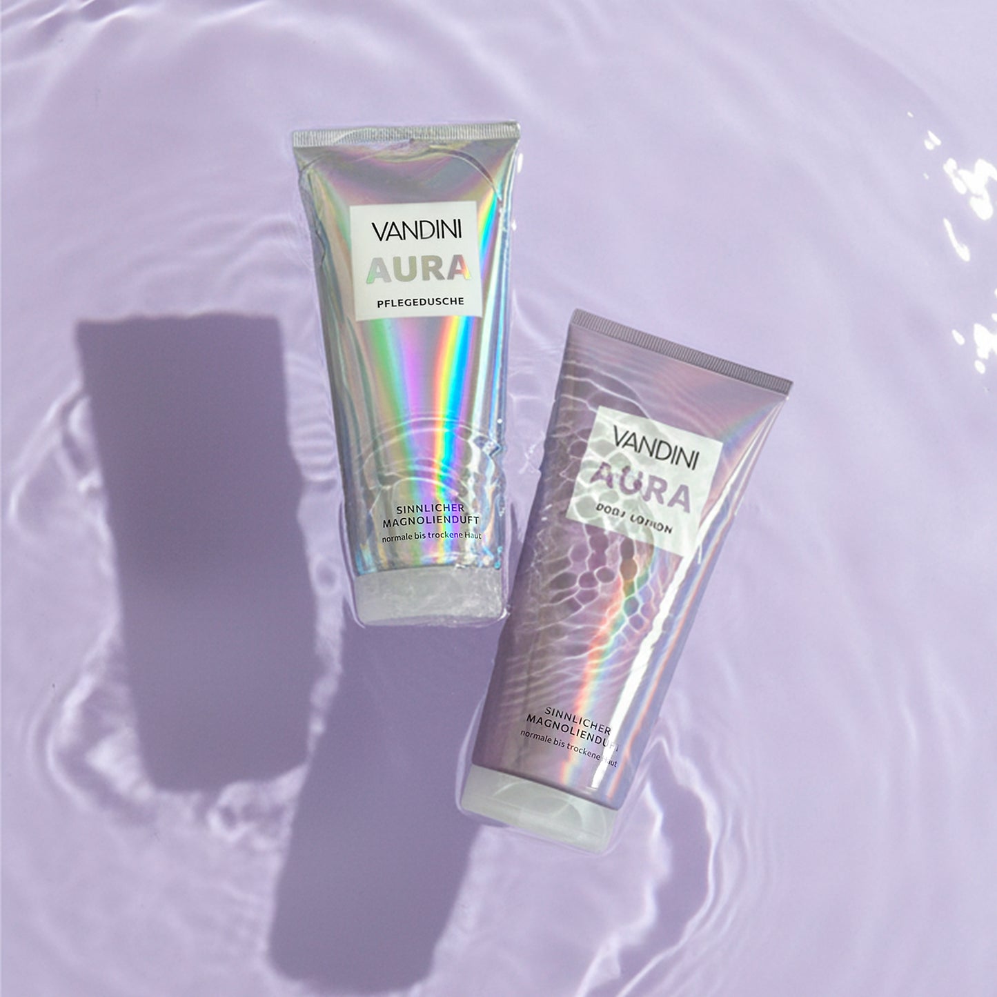 VANDINI AURA Geschenkset Pflegedusche und Bodylotion im Wasser schwimmend 