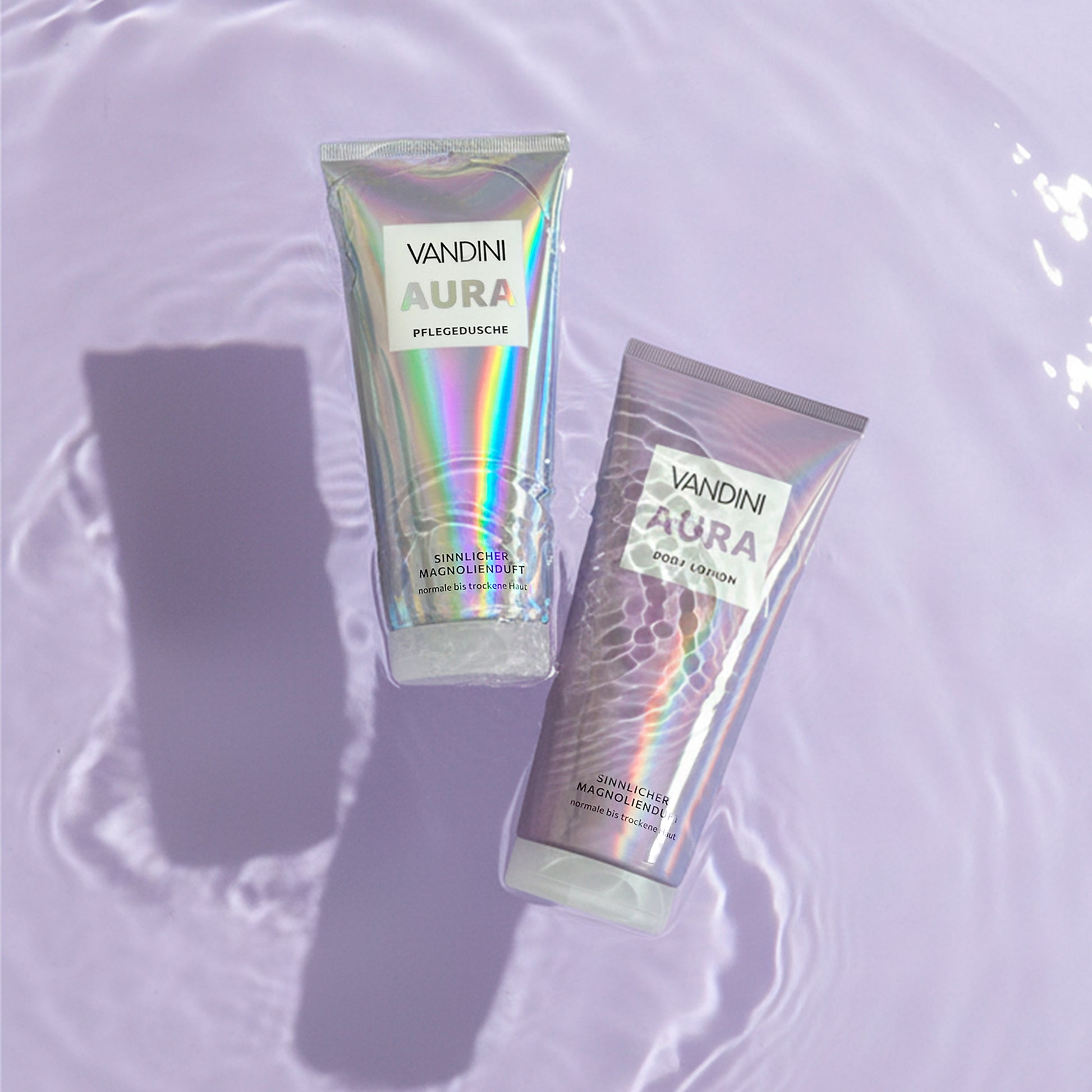 VANDINI AURA Geschenkset Pflegedusche und Bodylotion im Wasser schwimmend 