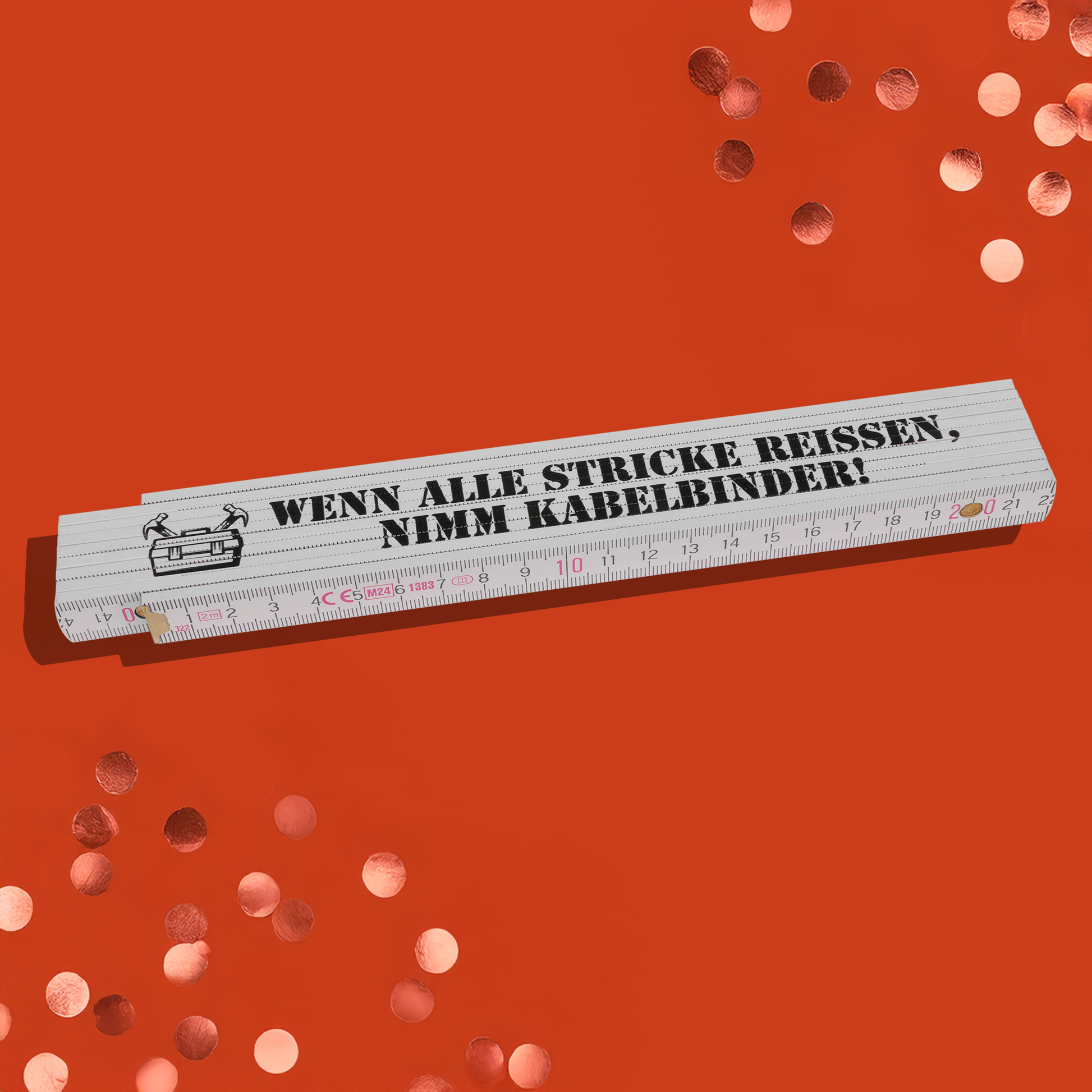 Zollstock als Zugabeartikel des MEN Geschenksets mit Aufdruck "Wenn alle Stricke reissen, nimm Kabelbinder"